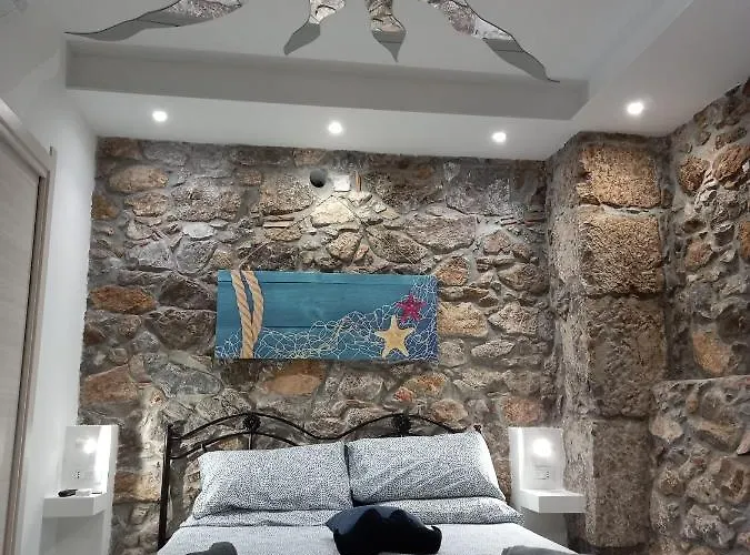 Cortile Delle Mura * 切法卢